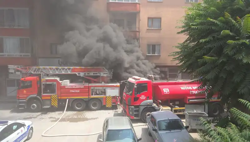 Niğde'de Beyaz Eşya Deposunda Çıkan Yangın Paniğe Neden Oldu
