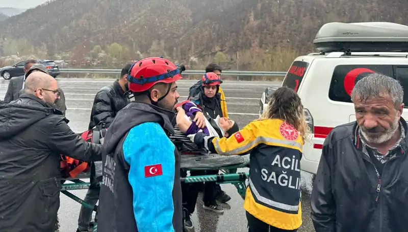 Otomobil İstinat Duvarına Çarptı: Feci Kaza Sonrası 5 Yaralı
