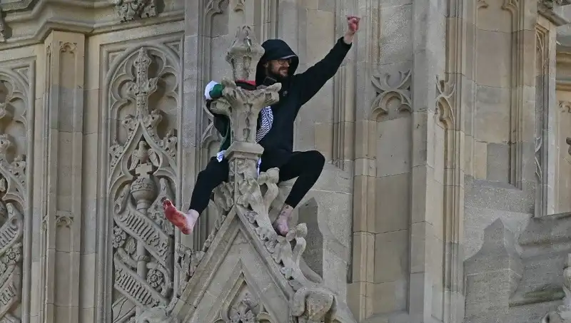 Londra'da Filistin Bayrağıyla Big Ben'e Tırmanan Protestocunun Hikayesi