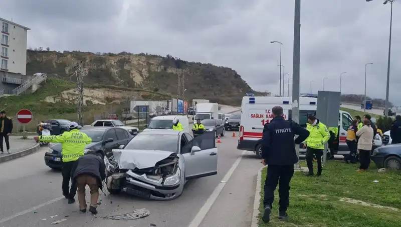Sinop’ta Korkutan Kaza: Otomobiller Çarpıştı, Yaralılar Hastaneye Kaldırıldı
