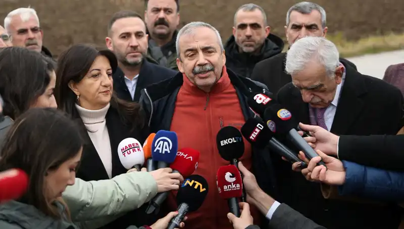 İmralı'dan PKK'ya Çarpıcı Çağrı: Öcalan'ın Mesajı Ne Anlama Geliyor?