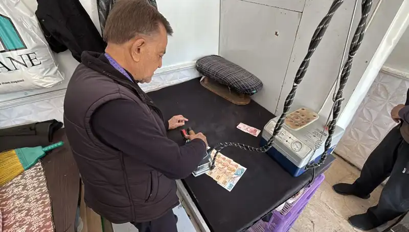 47 Yıllık Terzi Ahmet'in Parayı Ütüleme Ritueli Dikkatleri Üzerine Çekti