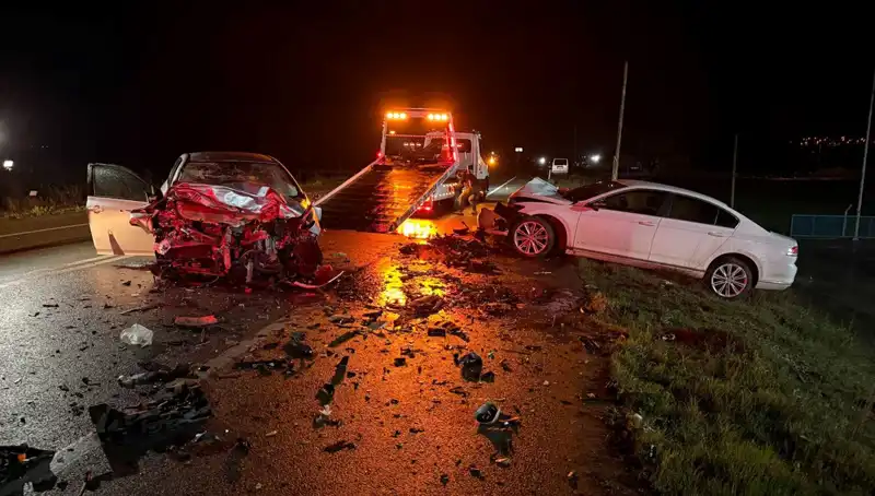 Çanakkale'de Korkunç Kaza: İki Otomobil Kafa Kafaya Çarpıştı, 3 Kişi Hayatını Kaybetti