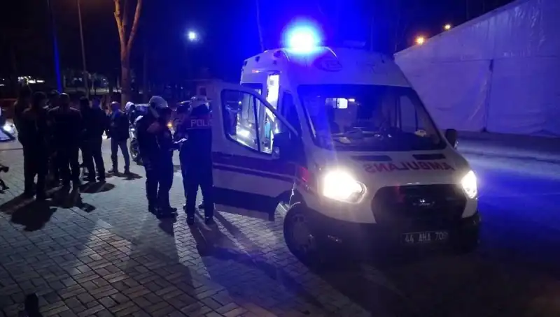 Parkta Silahlı Kavga: İki Grup Araç İçinde Çatıştı