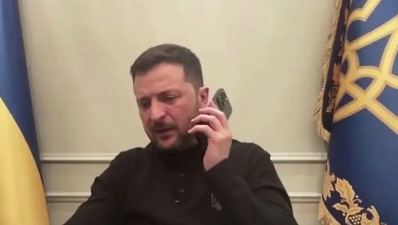 Ukrayna Lideri Zelenski'nin Basın Toplantısı Sırasında Macron’un Sıradışı Telefon Araması