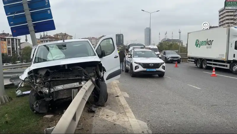 Otoyolda Feci Kaza: Bariyere Ok Gibi Saplanan Araç Sorun Yarattı