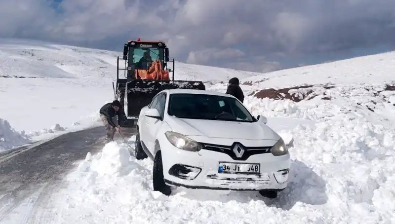 Muş'ta Kar Yağışı Felç Etti: Mahsur Kalan 60 Kişinin Dramı