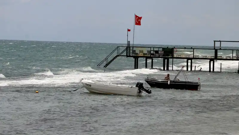 Poyraz Rüzgarı Etkisini Artırdı: Plajlarda Denize Girmek Yasaklandı