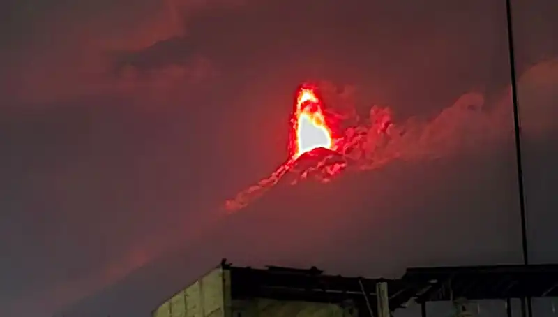 Fuego Yanardağı'ndan Korkutan Patlama: 30 Bin Kişi Tahliye Ediliyor!