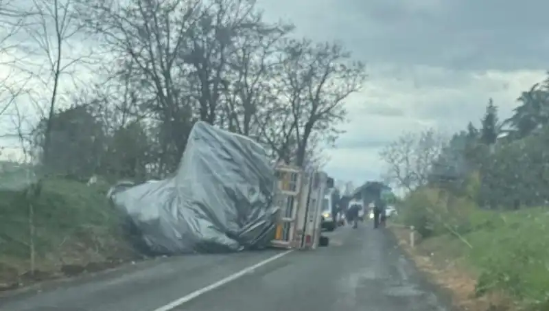 Tekirdağ'da Saman Yüklü TIR Devrildi: Olayın Ayrıntıları ve Yaralının Durumu