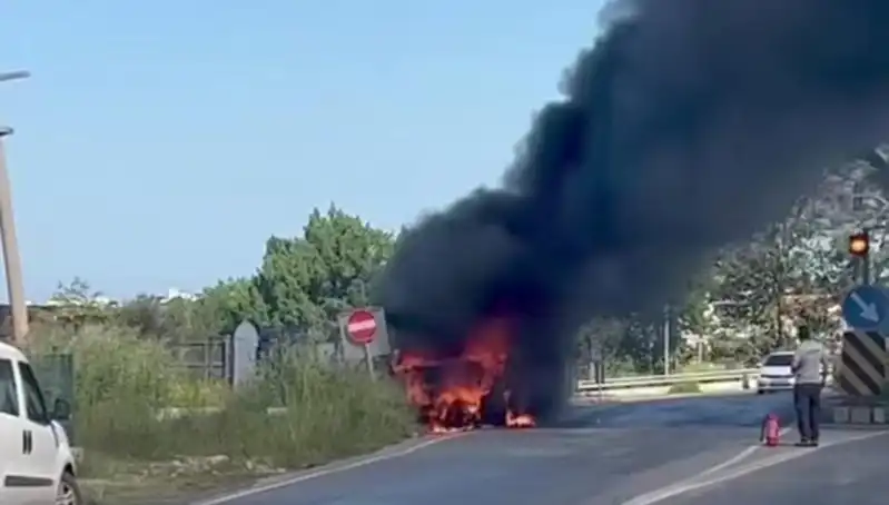 Çarşaf Yüklü Kamyonet Alev Topuna Dönüşerek Korku Dolu Anlar Yaşattı