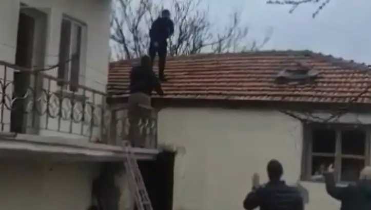 Çatıdaki Şüpheli Direnişi: 10 Yıl Ceza Almış, Polisten Kaçamadı!