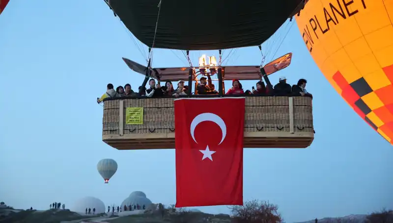 Kapadokya'da Görkemli 23 Nisan Kutlaması: Balonlar Türk Bayrağı ile Gökyüzünde