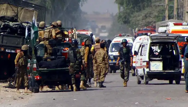 Pakistan'da Bombalı Saldırı: Güvenlik Görevlileri Hedef Alındı, 5 Ölü