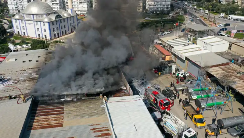 İzmir’de Oto Lastikçide Yangın: Sebebi ve Sonuçları Merak Ediliyor