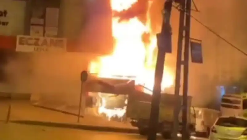Başakşehir'deki İş Merkezinde Korkutan Yangın: Panik Hüküm Saldı