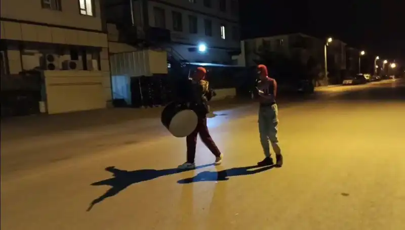 Erzincan Sokaklarında Sahur Şenlikleri: Örümcek Adamlar ile Canlı Performanslar