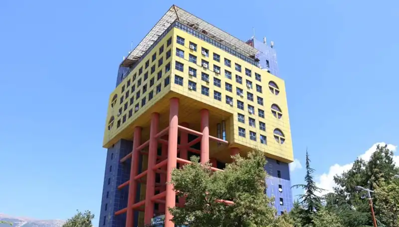 Dünyanın En Saçma Binası Neden Yıkılıyor? Yerine Yeni Bir Proje Başlıyor!