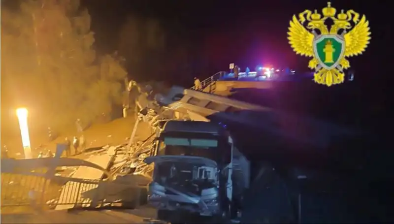 Rusya'da Köprü Çöktü, Tren Kazasında 7 Kişi Hayatını Kaybetti!