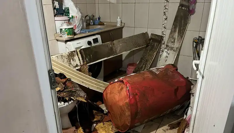 Ege Bölgesi'nde Fırtına Alarmı: Ağaç Devrildi, Caddeyi Beyaza Bürüdü!