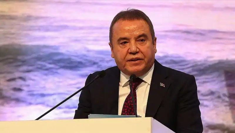 Antalya'nın Lideri: Muhittin Böcek'in Hayat Yolculuğu ve Başarıları