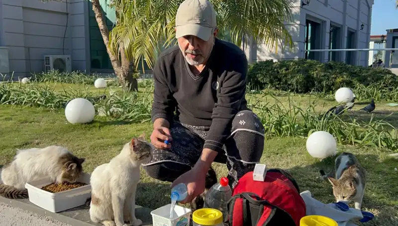 Merhameti ile Yürekleri Isıtan 59 Yaşındaki Adam Günde 8 Kilometre Yürüyor!