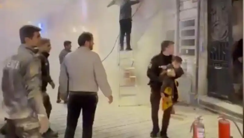 Beyoğlu'ndaki Büfe Yangınında Korku Dolu Anlar ve Çocuk Kurtuluşu!