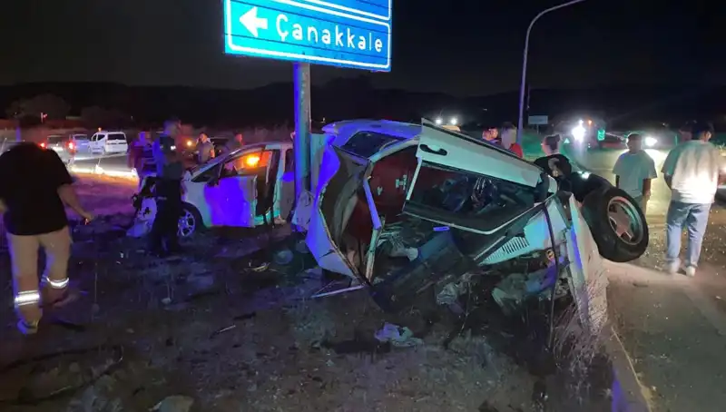 Çanakkale'de Otomobil Kazası: İki Araç Çarpıştı, Yaralılar Hastaneye Kaldırıldı