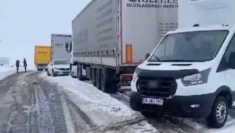 Kars-Ardahan Karayolunda İşlek Geçiş: Kar Yağışı TIR'ları Kara Sapladı!