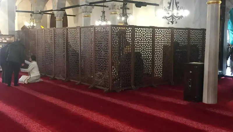 Teravih Namazında Yan Yana İddiası: Başka Bir Algı mı?
