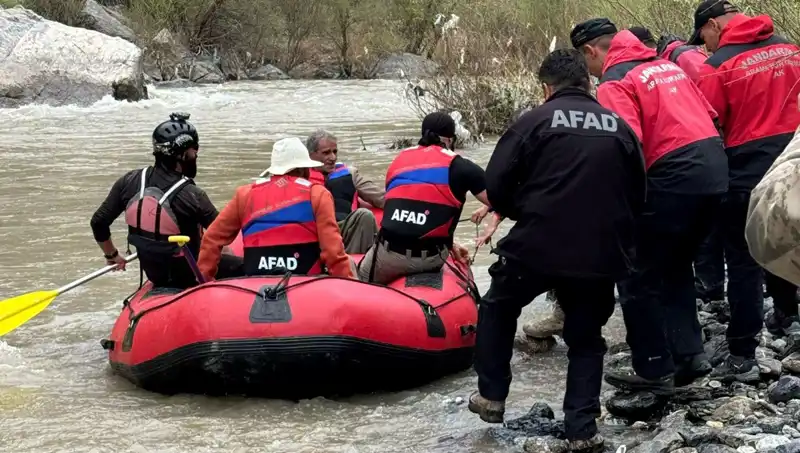 Zap Suyu'nda Mahsur Kalan 4 Kişi Heyecan Verici Kurtuluş Operasyonu İle Kurtarıldı
