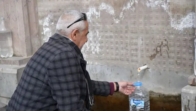 Erzincan'da Tuz Kaybını Önleyen Doğal İçecek: Şişe Şişe Alınan Sıcak Suyun Faydaları