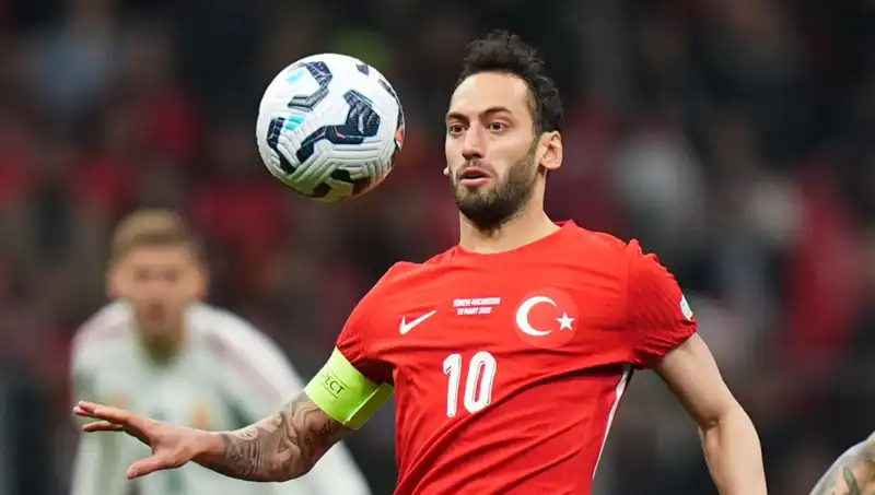 Fenerbahçe'nin Hakan Çalhanoğlu Teklifi: Mourinho'nun Israrı Ne Anlama Geliyor?