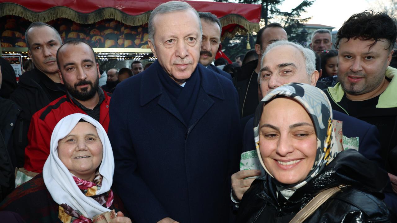 Cumhurbaşkanı Erdoğan, Sultanahmet'te Kandili Kutladı