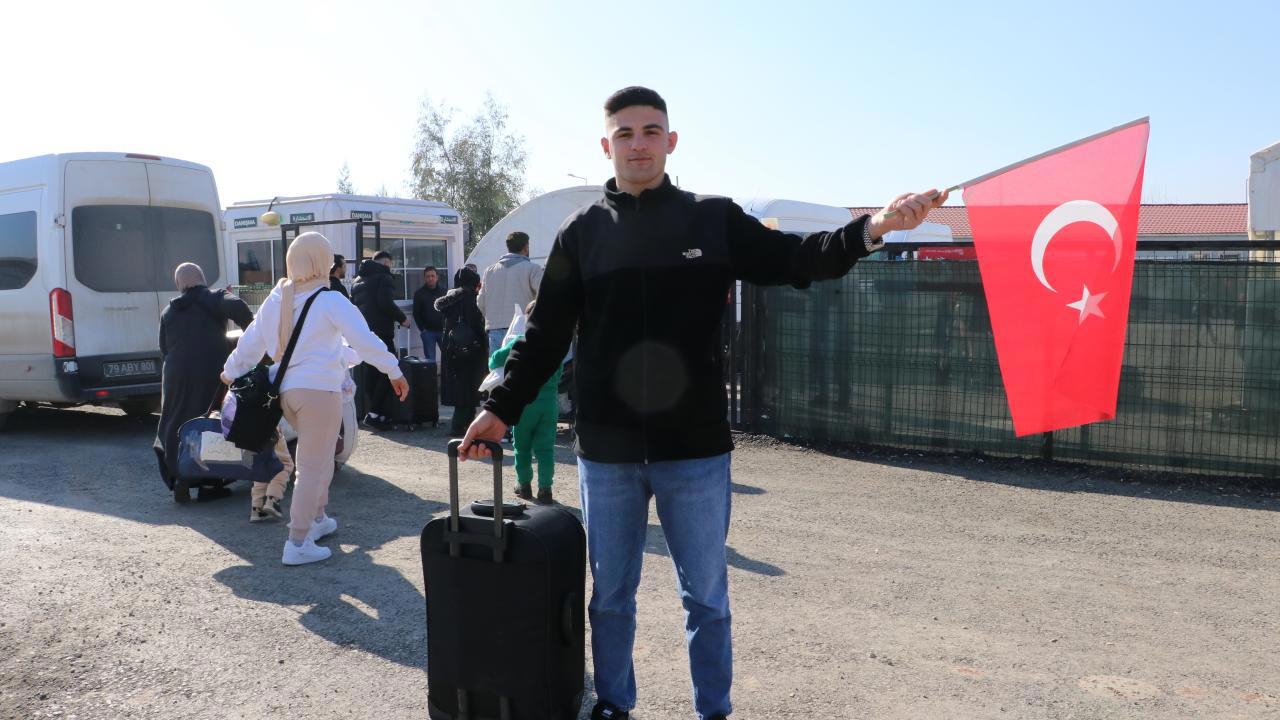 Türk Bayrağıyla Dönen Abdulkadir: Evine Asacağım