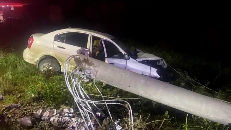Sürücü Beton Direğe Çarptı: Hayatta Kalma Mücadelesi Devam Ediyor