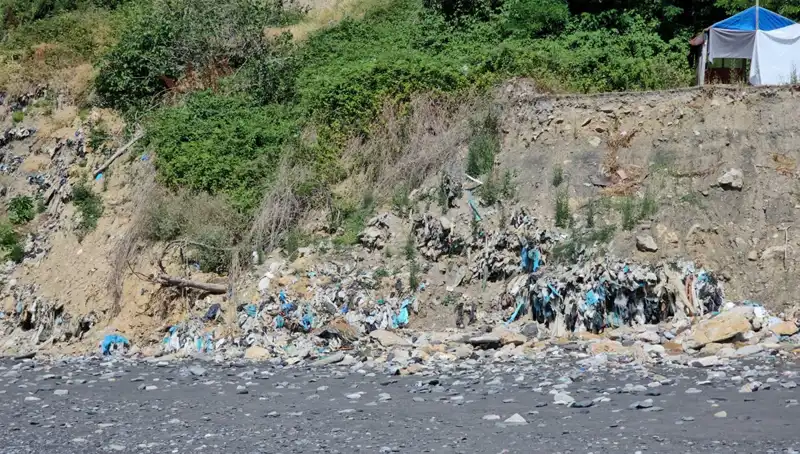 Kozlu Sahil'deki Çöp Yığını: Doğanın Kucağındaki Tehlikeler ve Çözüm Önerileri