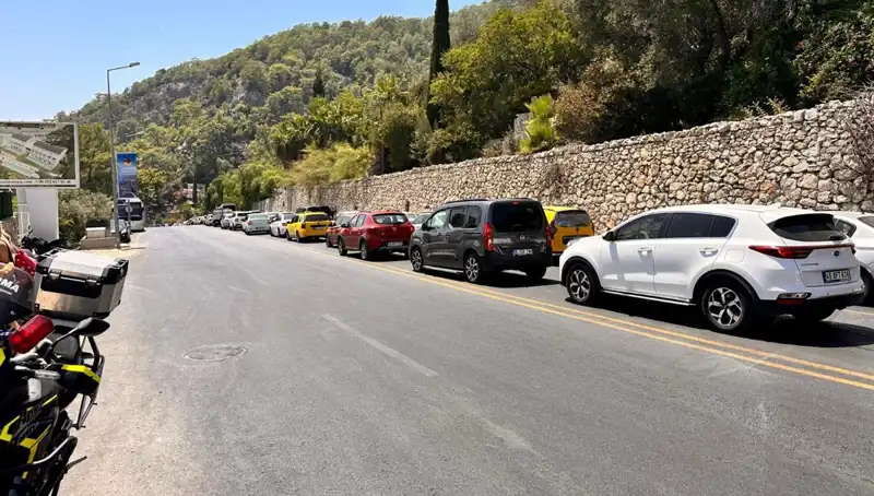 Fethiye-Ölüdeniz Yolunda Tatilci Yoğunluğu: Üç Kilometrelik Kuyrukla Karşılaştılar