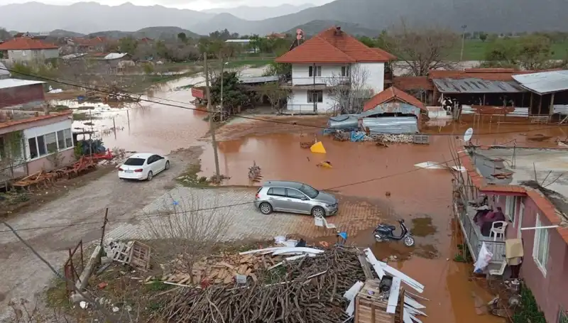 Burdur’da Şiddetli Yağışlar Hayatı Alt Üst Etti: Evler ve Ahırlar Suya Gömüldü