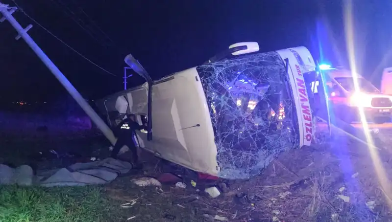 Van'da Yolcu Otobüsü Devrildi: 28 Kişi Yaralandı
