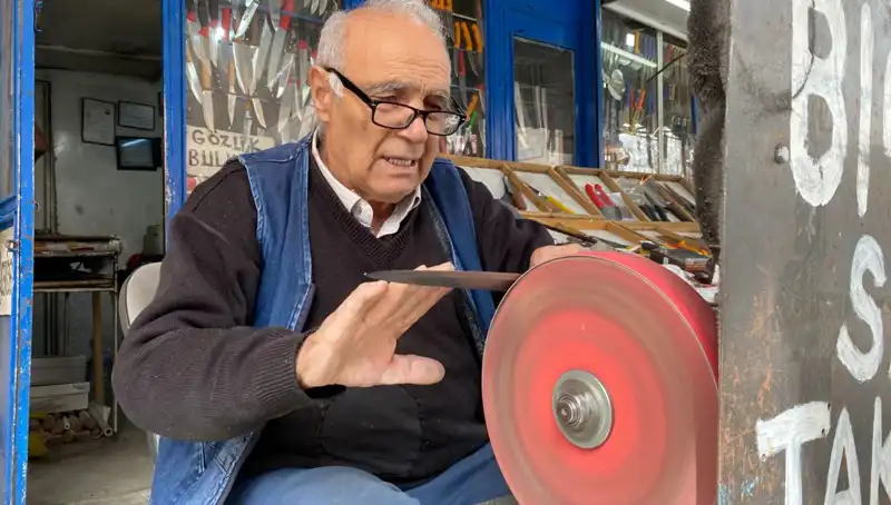 81 Yaşındaki Erhan Amca: "Mesleğimi Bırakmak Kelime Dağarcığımda Yok"