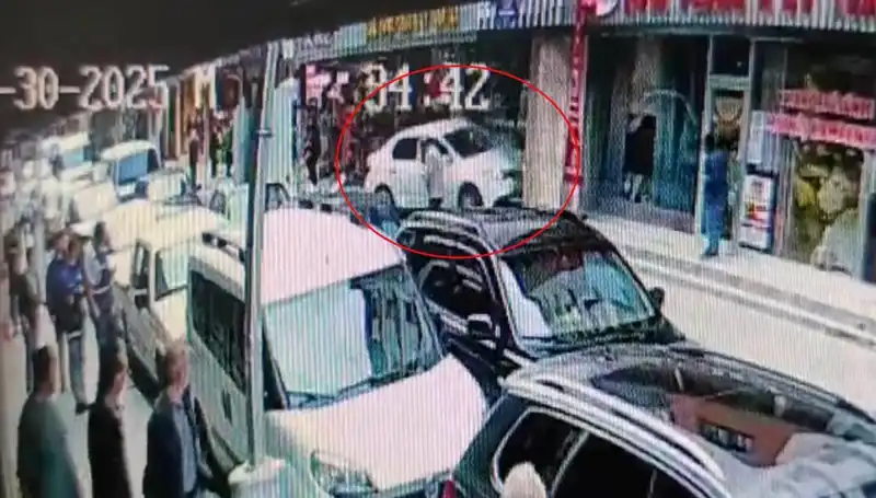 Alkollü Sürücü Marketi Bastı, İki Çocuk Kılpayı Kurtuldu!