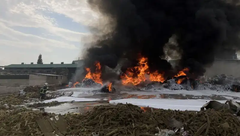 Gaziantep’te Geri Dönüşüm Tesisinde Çıkan Yangın Korkuttu