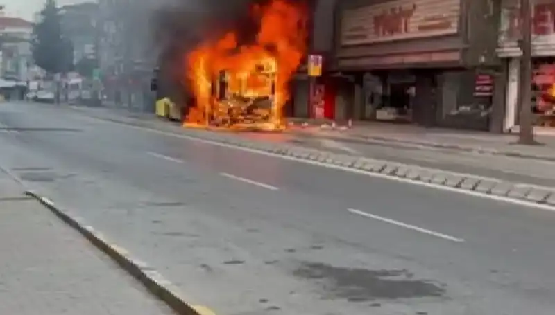 Ümraniye'de yangın paniği! Bir anda alevler sardı, vatandaşlar neye uğradığını şaşırdı
