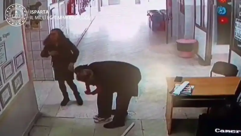 Öğretmenin Kahramanlığı: Heimlich Manevrası ile Öğrencisini Hayata Döndürdü