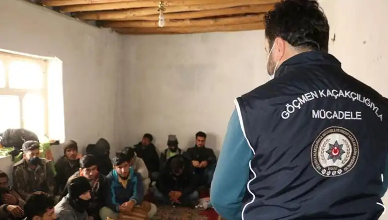 Edirne ve Kırklareli'nde Düzensiz Göçmen Operasyonu: 17 Yakalandı