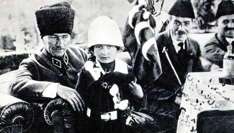 Unutulmaz Fotoğrafın Ardındaki Hikaye: O Şapkanın Altında Bayram Doğdu