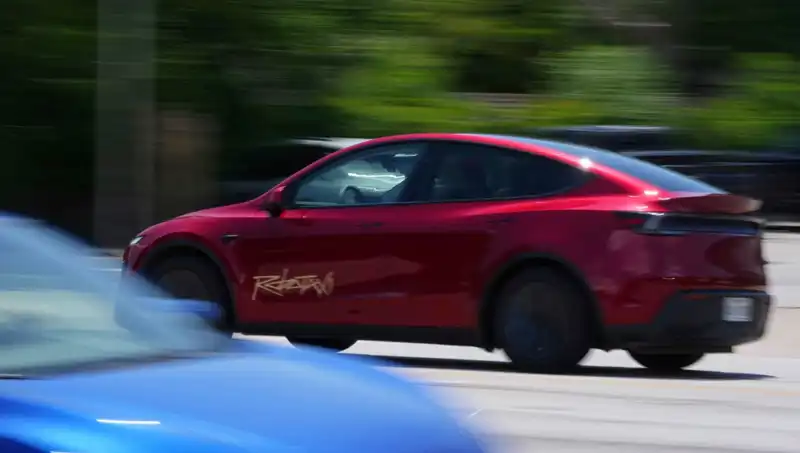 Musk'ın Robotaxi Projesi Yine Sıkıntıda: Hız Sınırları Aşıldı ve Hatalı Şeride Girdi