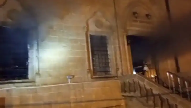 Mardin’de Büyük Yangın: Tarihi Cami Küllerle Kaplandı