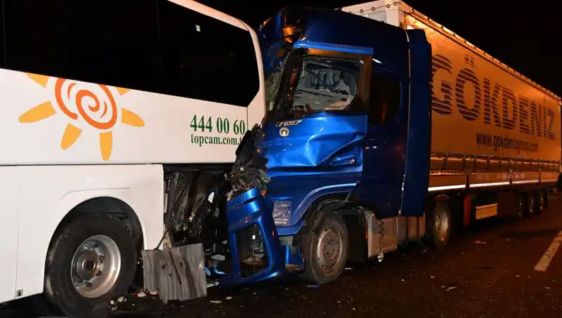 Tur Otobüsü Tırla Çarpıştı: Kazada 13 Kişi Yaralandı